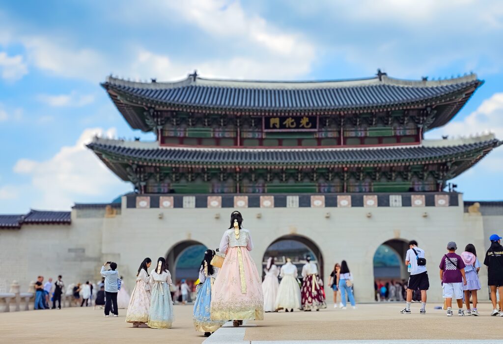 광화문 광장에서 한복을 입은 관광객들 光化門広場で韓服を着た観光客たち