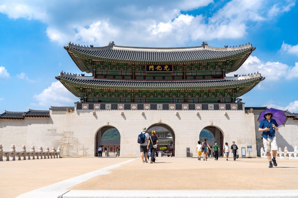 광화문 정면 클로즈업 - 세 개의 아치와 관광객들 光化門正面クローズアップ