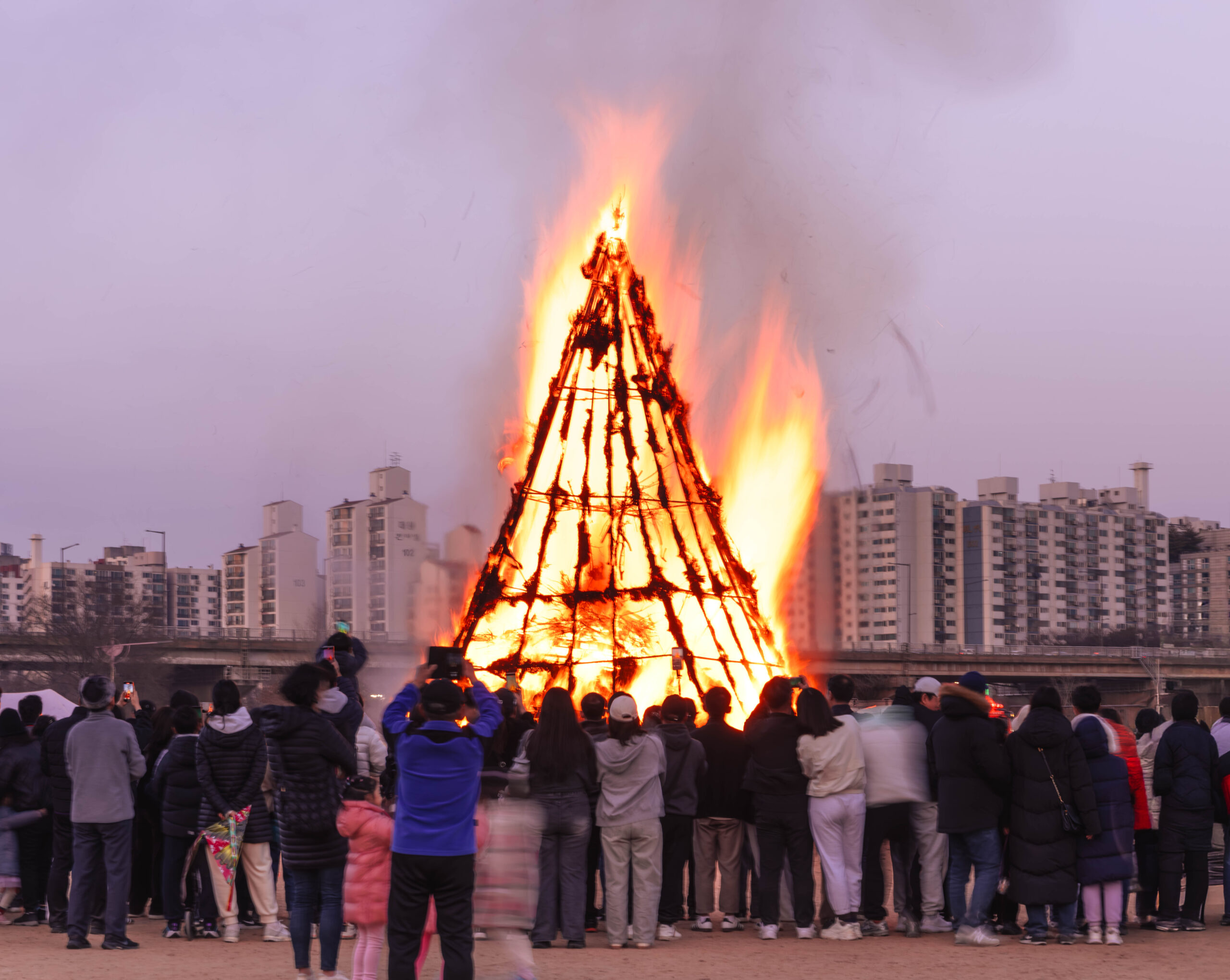 달집태우기 - 안양천 둔치의 대형 달집에 불이 붙으며 하늘을 밝히고 있다