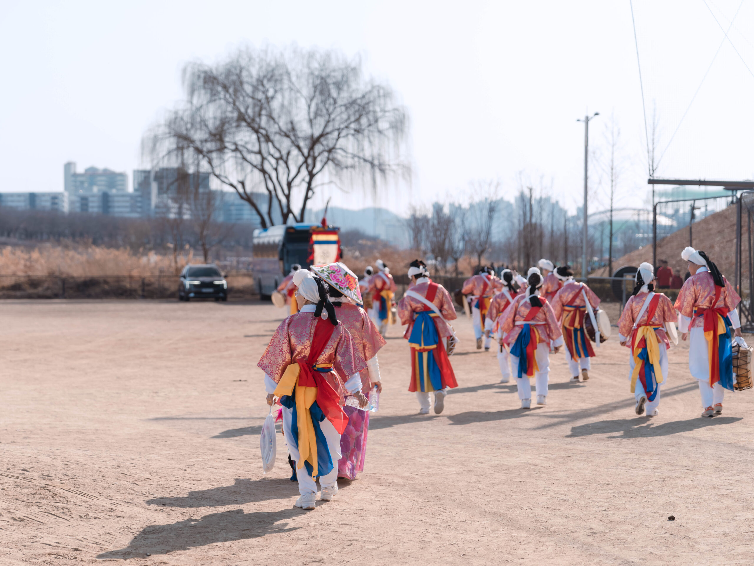 풍물패 행진 - 색색의 한복을 입은 공연자들이 안양천 둔치를 행진하고 있다