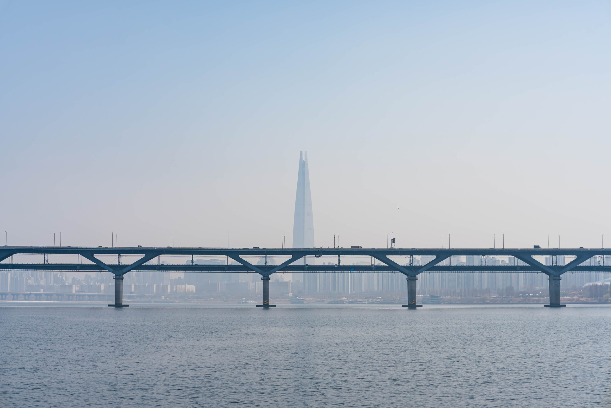 漢江バスから見たロッテワールドタワーと漢江大橋