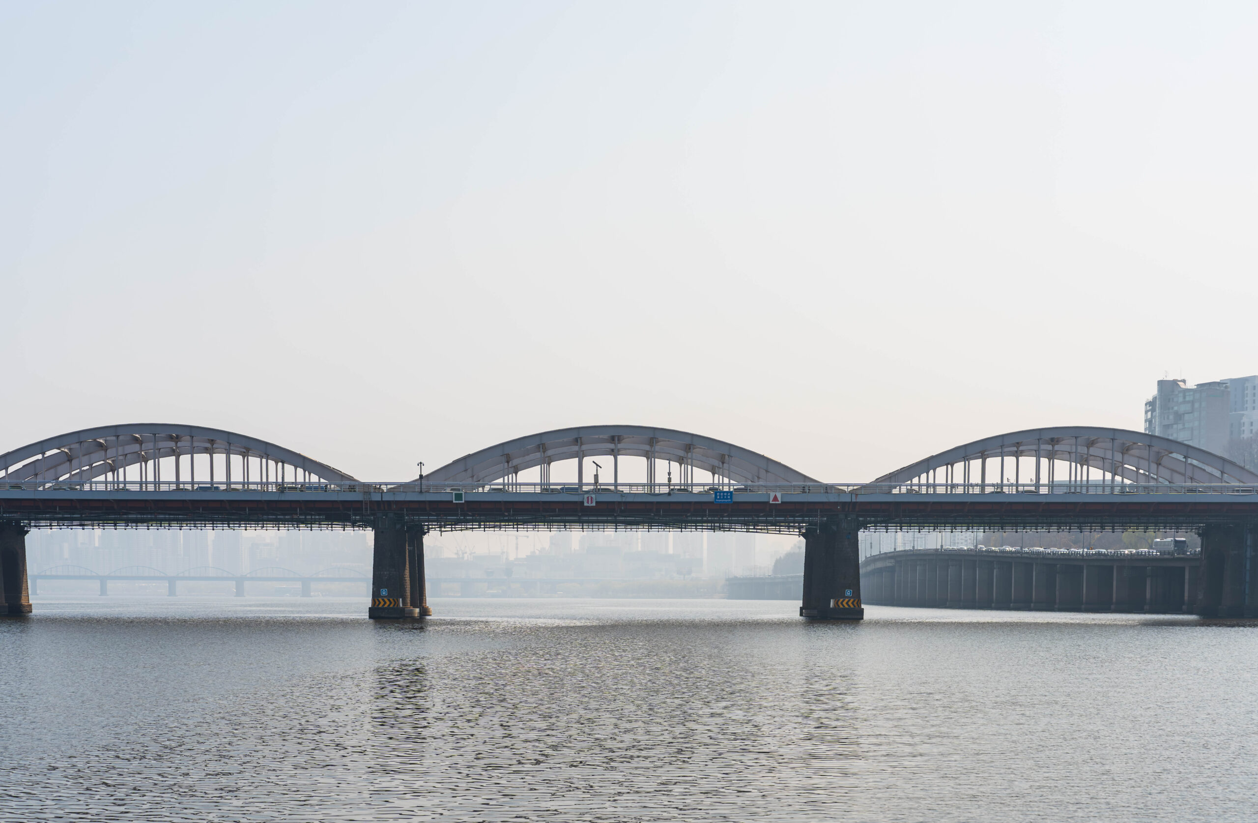 漢江バスから見たアーチ型の鉄道橋
