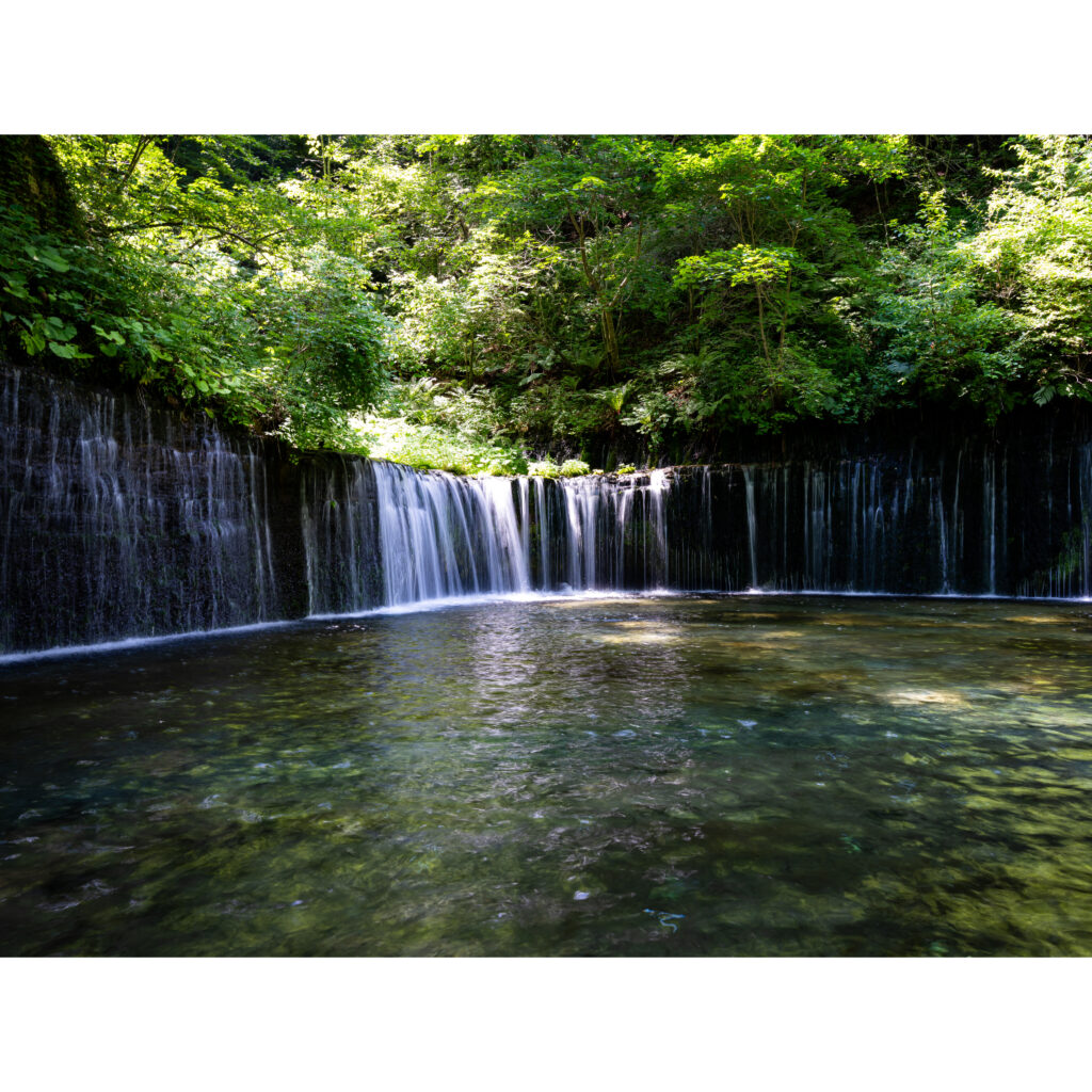 軽井沢 白糸の滝 — 緑に包まれた滝の風景