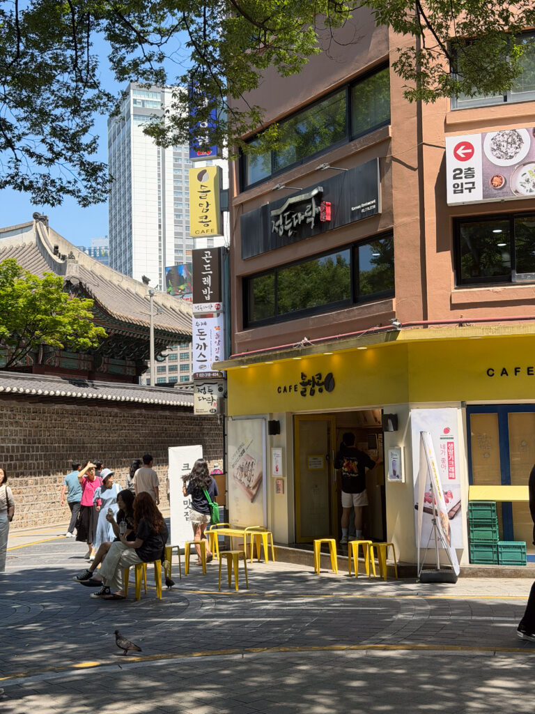 徳寿宮クレープの黄色い店舗