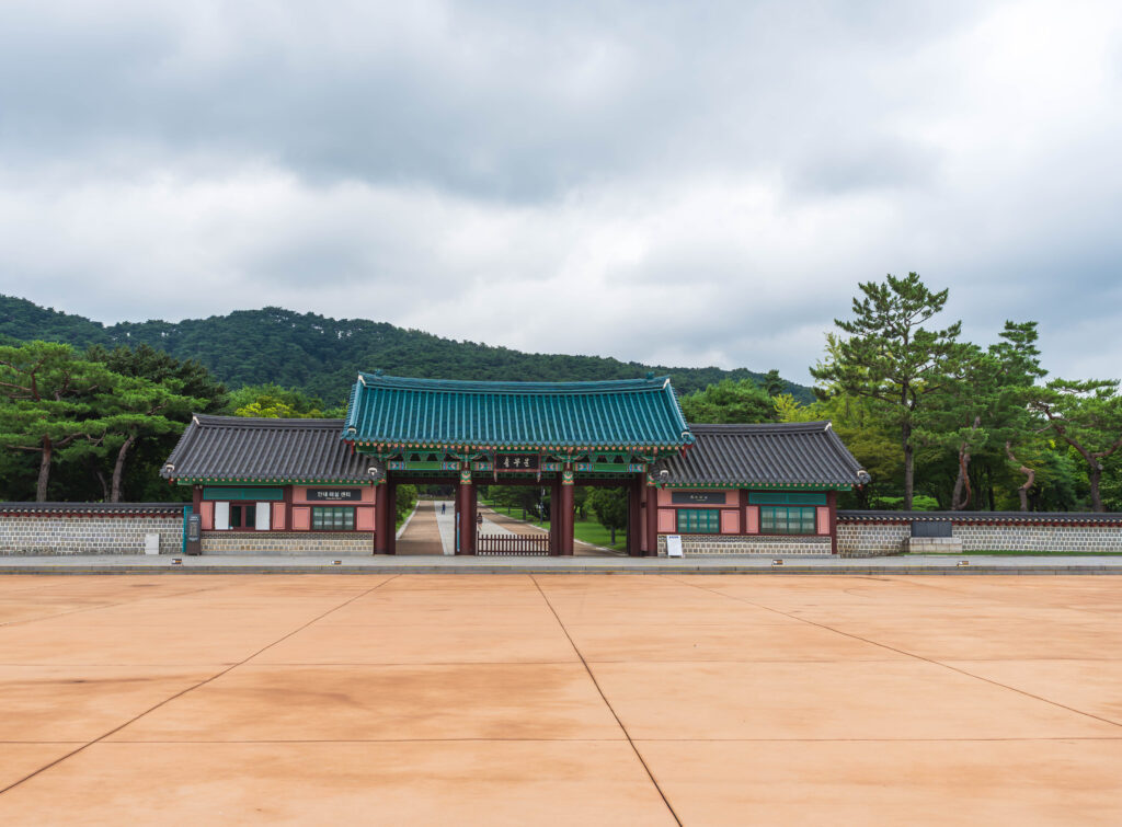 顕忠祠(ヒョンチュンサ)の本殿と参道