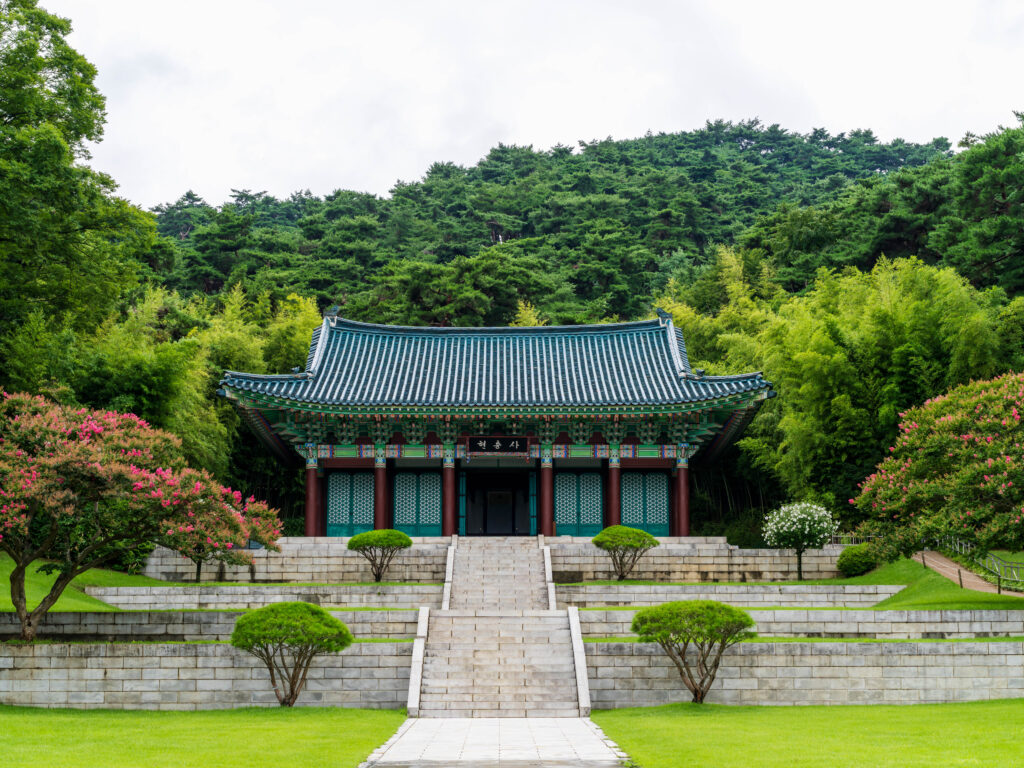 牙山・顕忠祠の散策路の風景