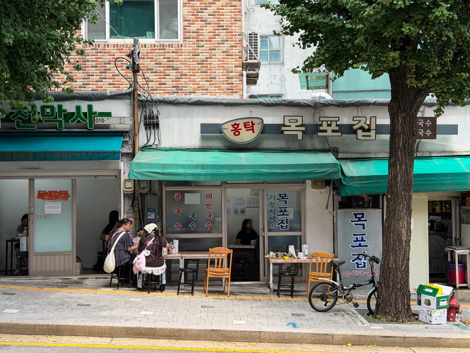 チョング駅グルメの老舗ホンタクモッポジプのコングクス(豆乳麺)