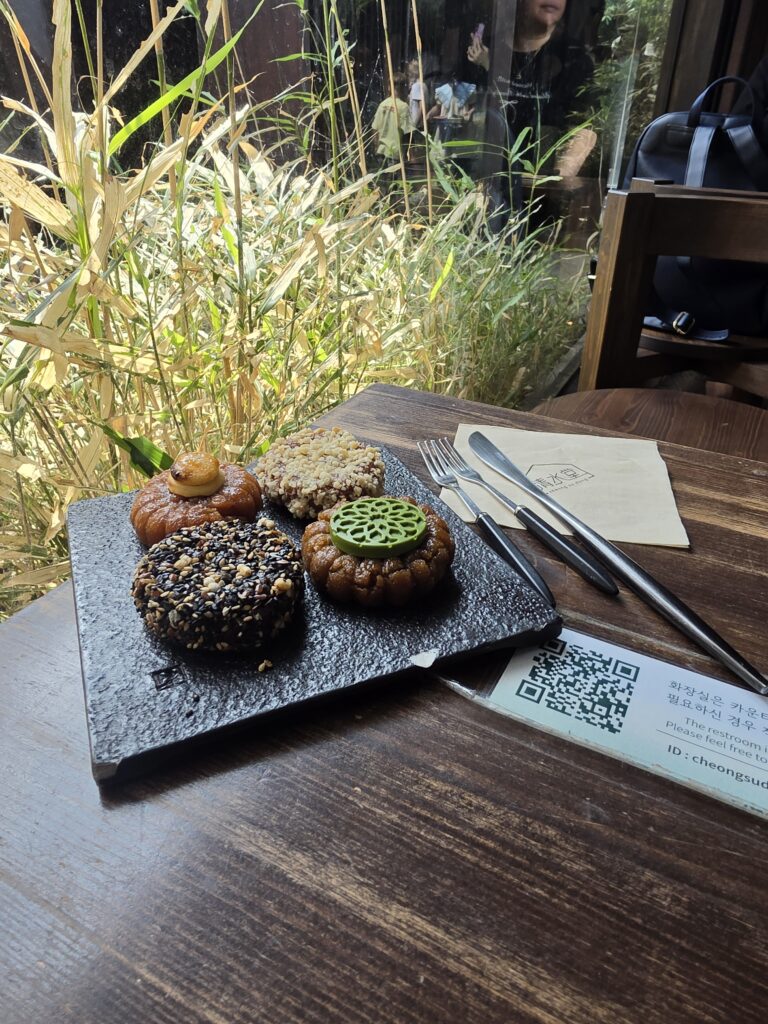 청수당 맷돌 드립 커피 한 잔