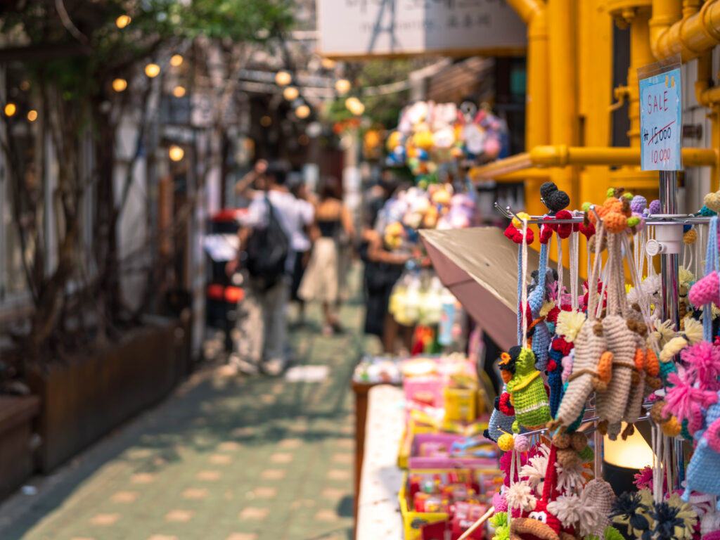 路地に並ぶ手編み雑貨の屋台