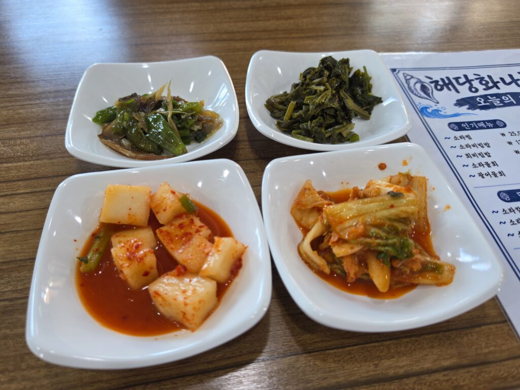 해당화나들목 밑반찬 김치와 나물 | ヘダンファナドゥルモクのおかず（キムチとナムル）