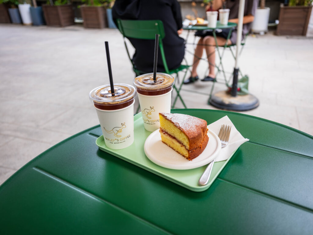 ヘイリーズコーヒーのアイスラテ2杯とビクトリアケーキ / 헤일리스커피 아이스 라떼와 빅토리아 케이크