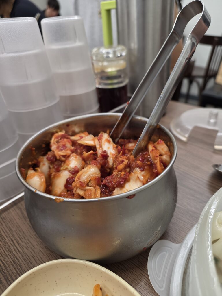 명동교자 만두와 마늘 김치