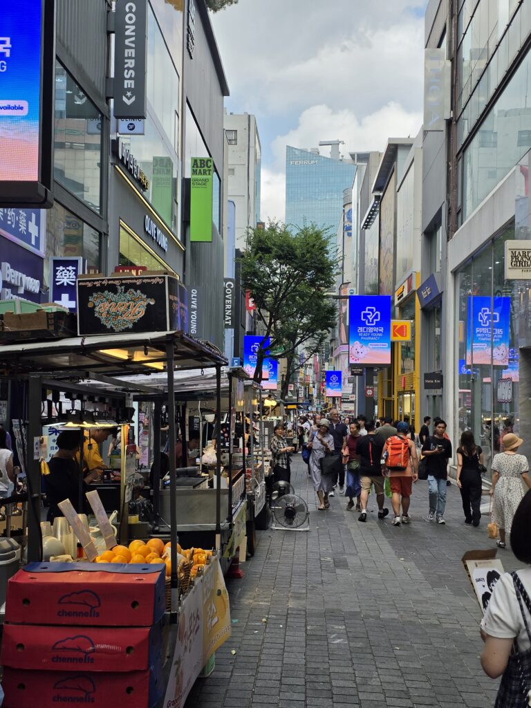 오랜만에 다시 찾은 명동 거리 풍경