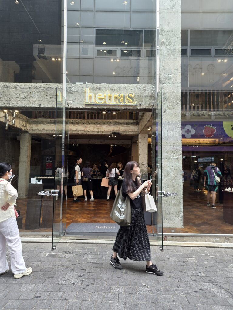 헤트라스 명동점 향수와 디퓨저 진열대