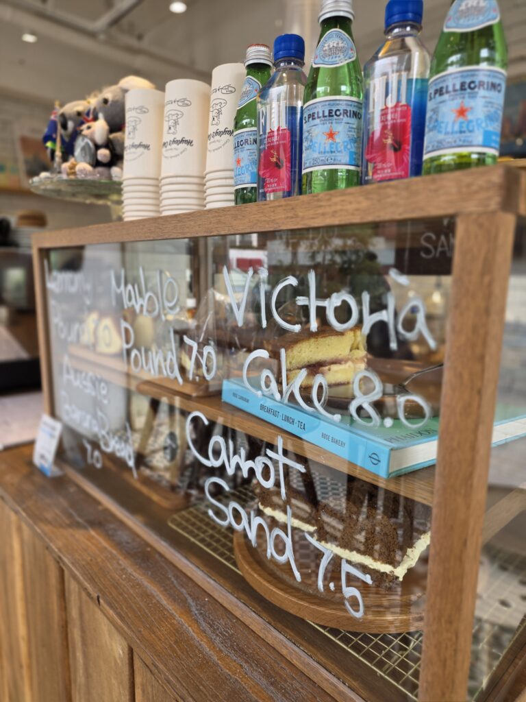 Hayley's Coffee のショーケースに並ぶビクトリアケーキ / 헤일리스커피 쇼케이스의 빅토리아 케이크