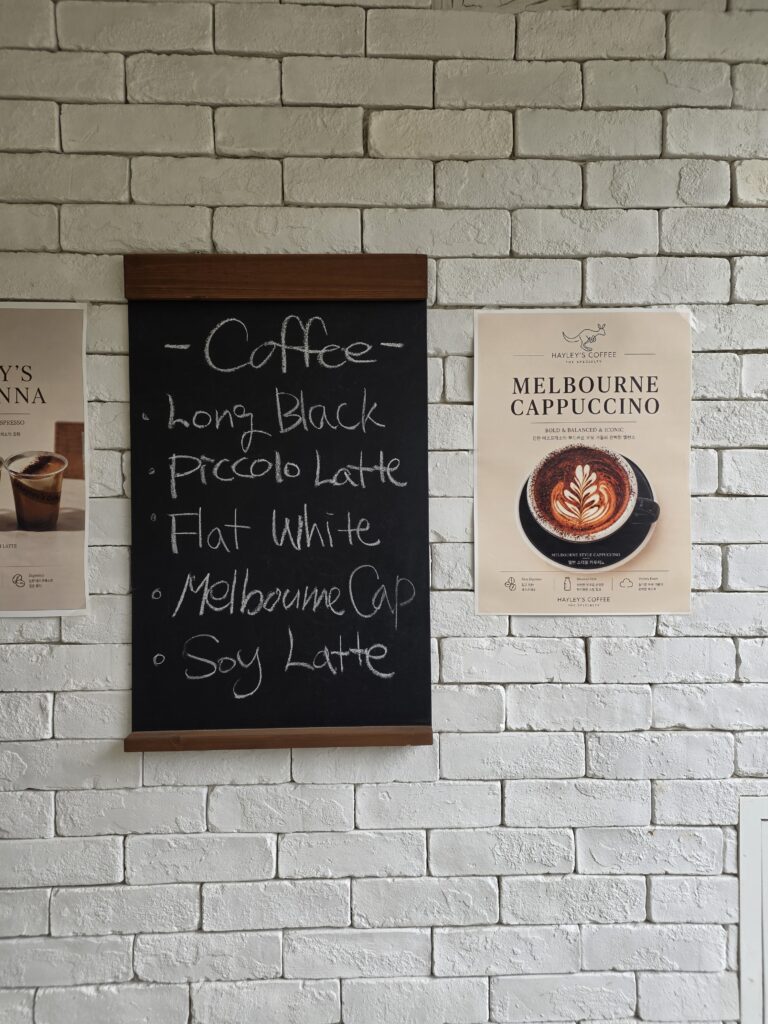 Hayley's Coffee の黒板メニュー、ロングブラック・フラットホワイト・メルボルンカプチーノ / 헤일리스커피 칠판 메뉴판